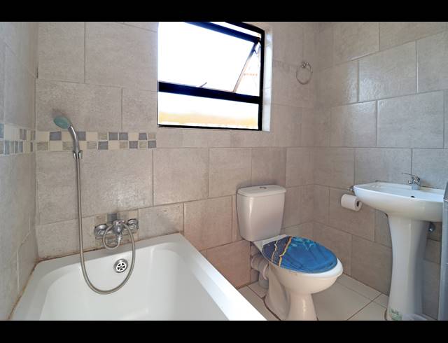 4 BEDROOM HOUSE FOR SALE IN COSMO CITY